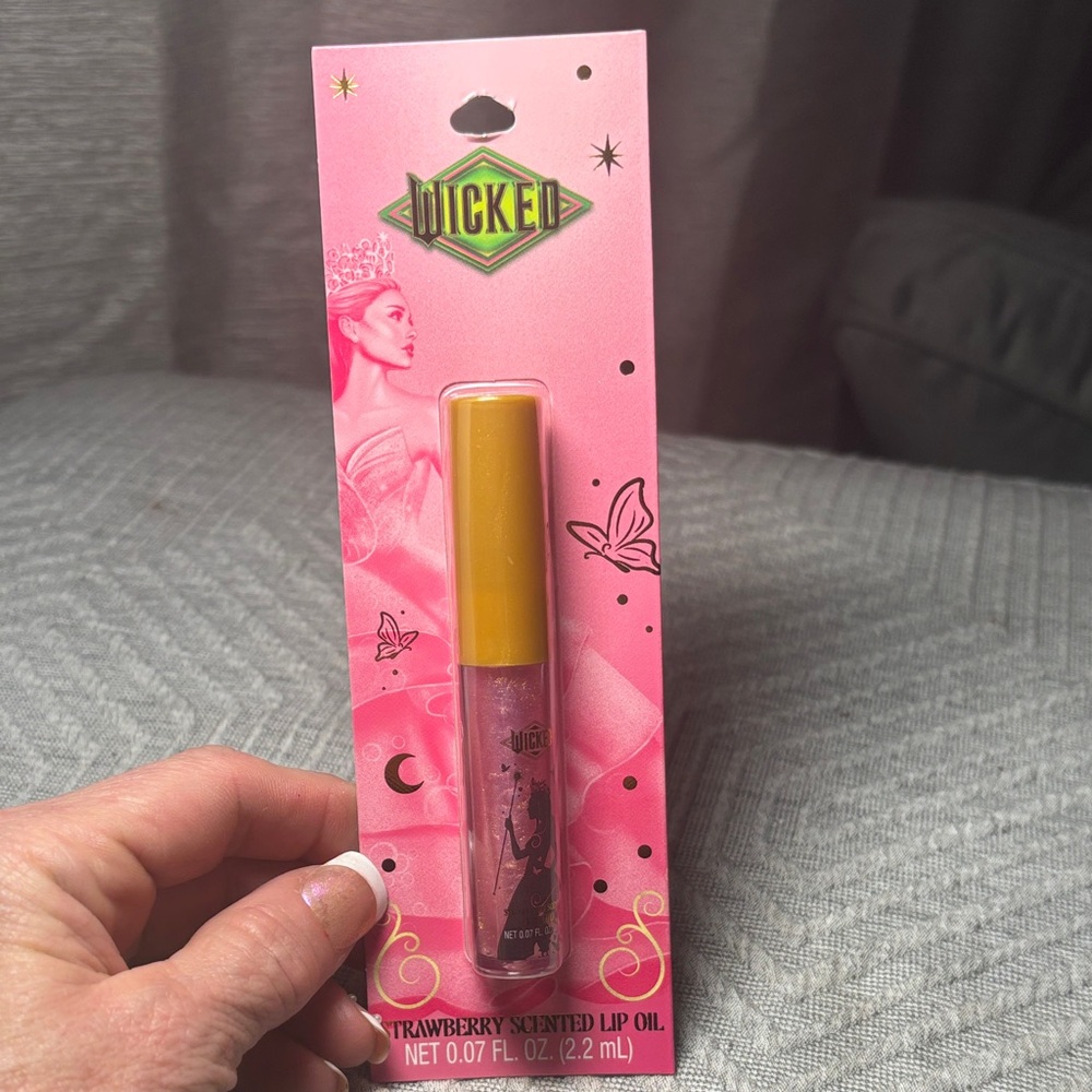 Wicked pick & gold strawberry scented lip oil smooth subtly shiny -enchanting